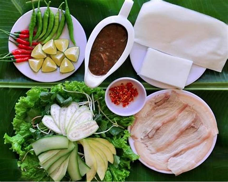 Món ăn bánh tráng cuốn thịt heo Đà Nẵng