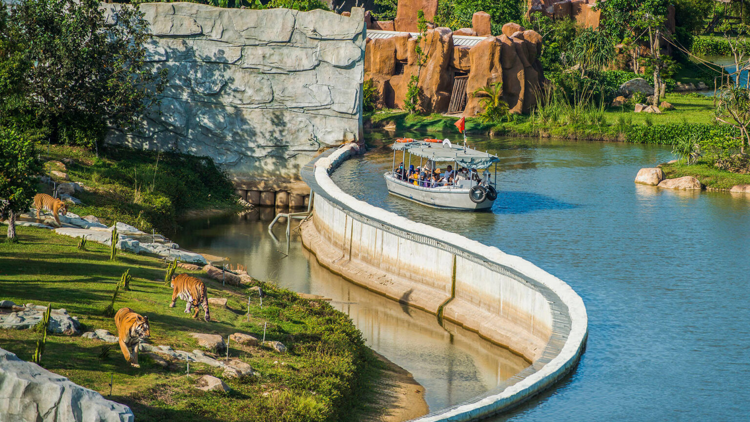 Khung cảnh tàu đi trên sông tại River Safari